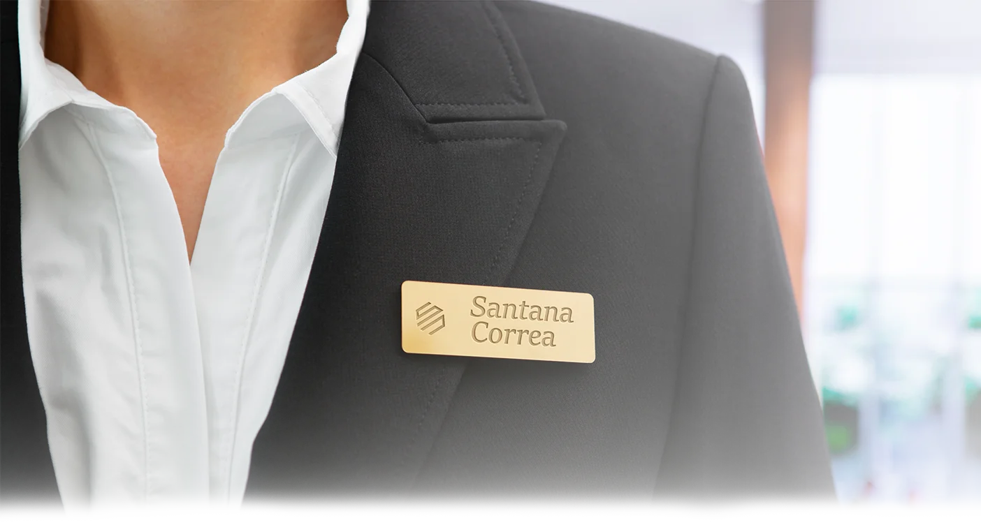 Detalhe de um paletó com a identificação Santana Correa.