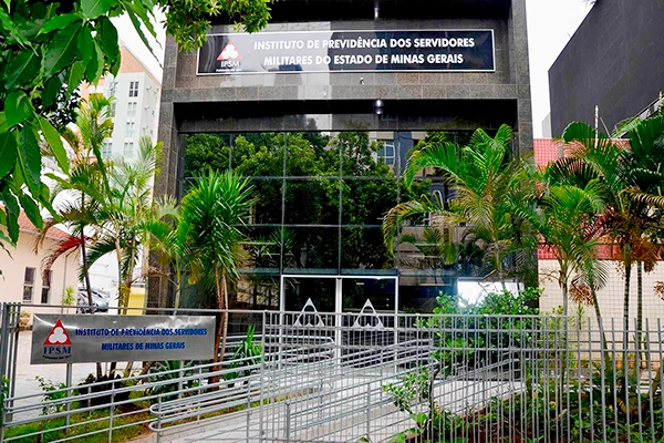 Entrada da sede do IPSM em Belo Horizonte, com o nome do instituto sobre a fachada.