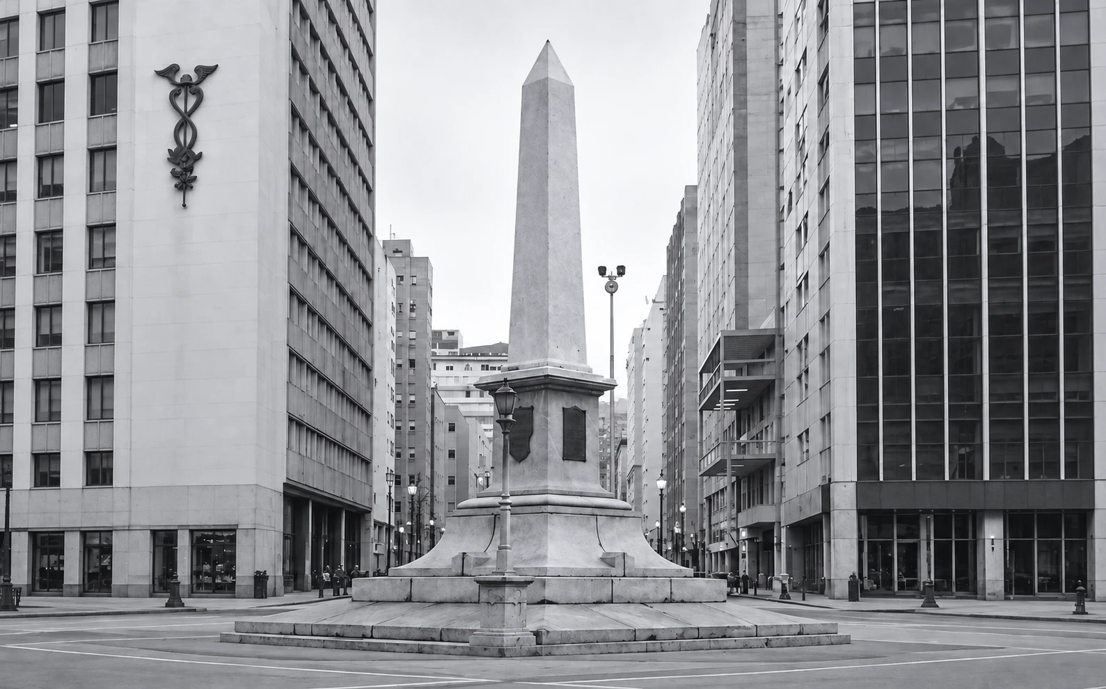 Obelisco da Praça Sete, em Belo Horizonte, em composição tratada em tons de cinza