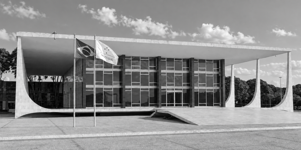 Fachada do Supremo Tribunal Federal, em composição monocromática tratada por IA a partir de fotografia.