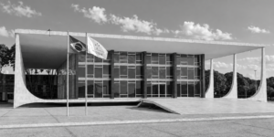 Fachada do Supremo Tribunal Federal, em composição monocromática tratada por IA a partir de fotografia.